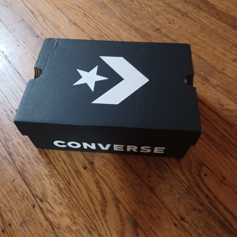 CONVERSE RED BLACK SIZE 6
